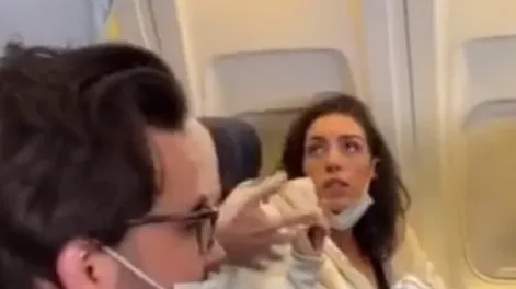 Revuelo por una mujer amamantando a su gato en pleno vuelo y que se hizo viral en Tik Tok