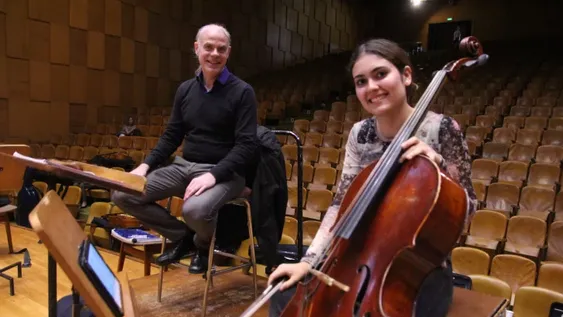 Con chelo y batuta importados