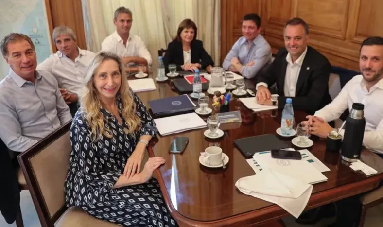 El jefe de Gabinete, Manuel Adorni, encabezó la reunión de mesa política de este jueves .