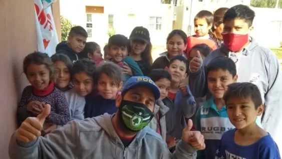 El exfutbolista que en silla de ruedas ayuda a los chicos a salir de la calle