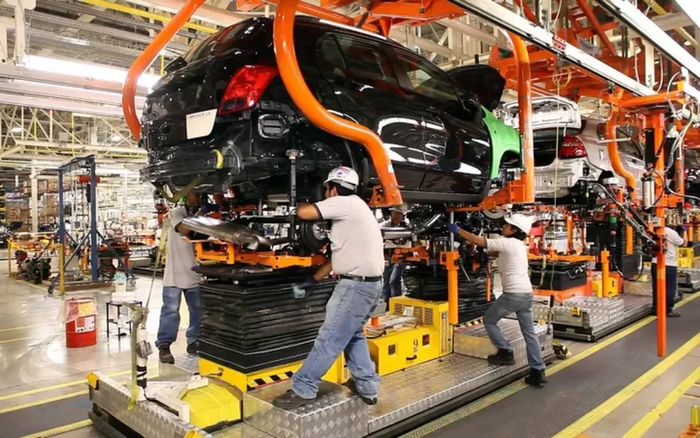 La producción industrial cayó 6,9% interanual en julio y la construcción cedió 12,9%