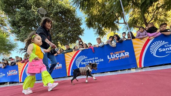 Unas 300 mascotas participaron del desfile que organizó el municipio de Santa Lucía para celebrar el Día del Animal.
