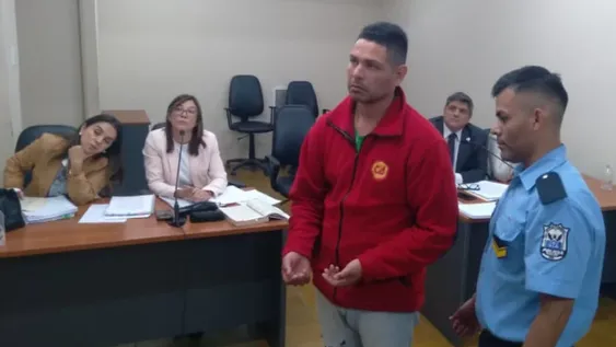 RENZO ESQUIIVEL (de pie) en el momento de ver en un TV las fotos con las heridas suturadas de su pareja. Según un médico, la mujer se curará en 20 días.