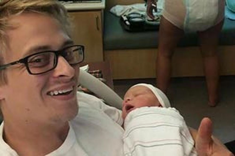 La foto que muestra uno de los lados más crudos de la maternidad