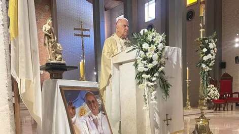 Diario de Cuyo | HOMENAJE. Ayer en la mañana, monseñor Jorge Lozano celebró una misa en la Catedral en honor al papa Francisco y se dejó una foto suya frente al altar para que los fieles rezaran por él.