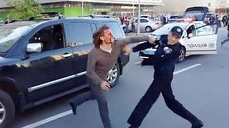 Un excampeón olímpico de lucha se enfrentó a ¡siete! policías