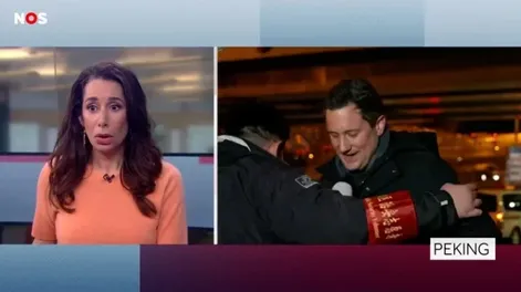 Un periodista holandés fue arrastrado por guardias chinos mientras informaba en vivo