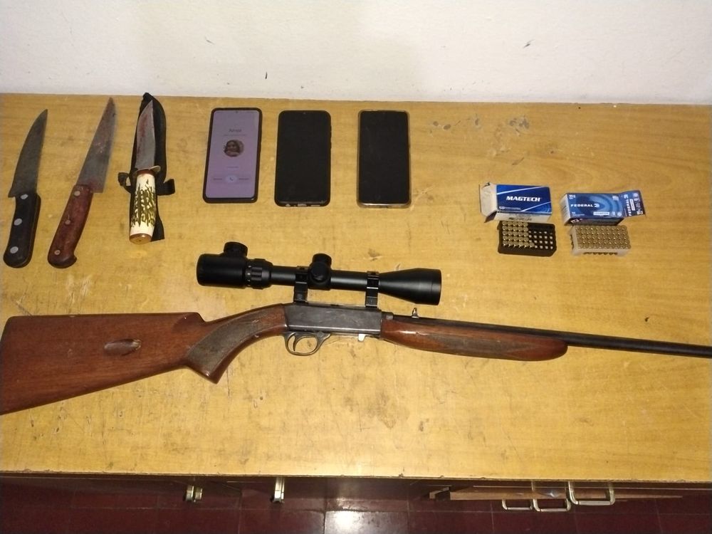 A los cazadores les secuestraron una carabina, tres cuchillos, municiones y sus celulares. 