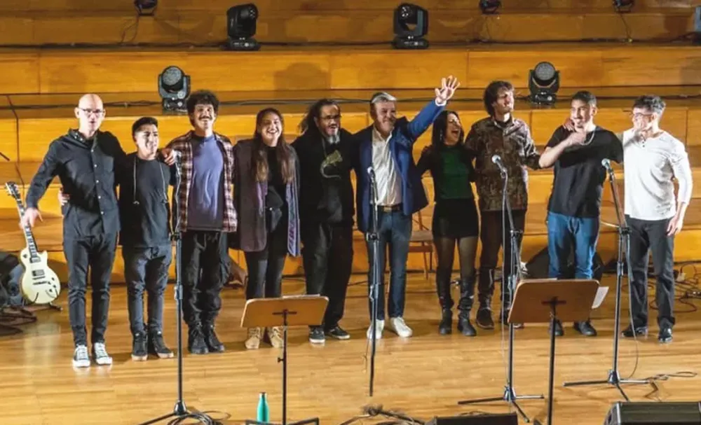 CAPITÁN BETO, surgido en 2023 por iniciativa de Federico Quiroga, Tito Medina y Carlos Vilaplana, ahora se presentará con formación renovada y nuevas voces que se suman al tributo a Luis Alberto Spinetta.