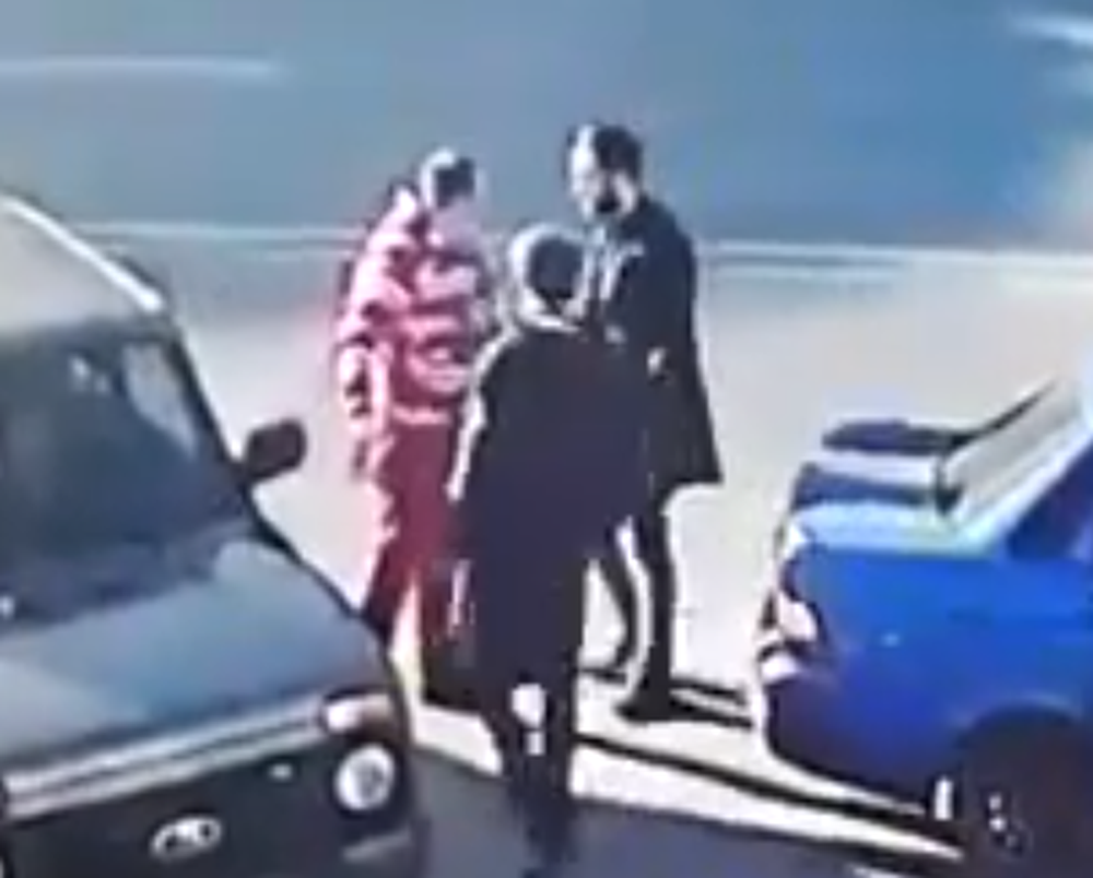 Tuvo una discusión en la calle y tiró a dos hombres de un solo golpe