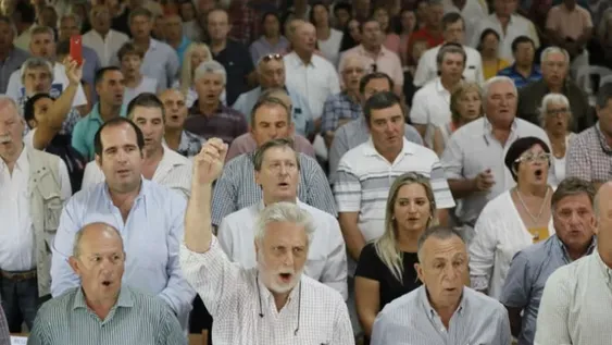 Una multitudinaria asamblea de productores agropecuarios propuso ir a un paro del sector