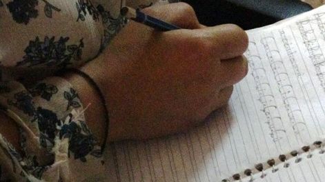 Sufre de violencia y usó el cuaderno de su hijo para pedir ayuda a la maestra