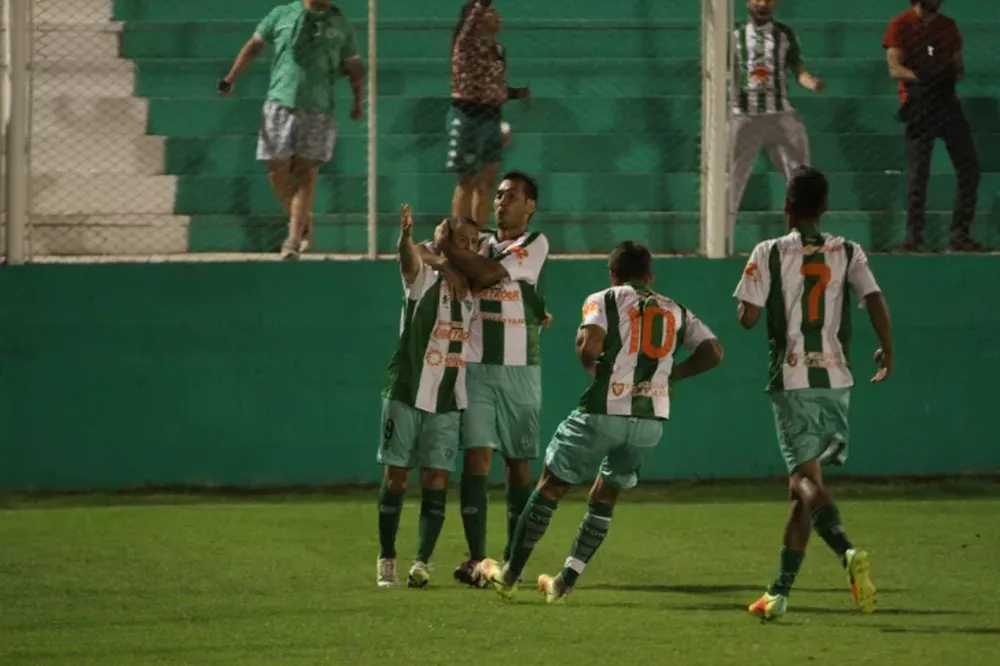 Desamparados goleó a Unión ante su gente y es puntero