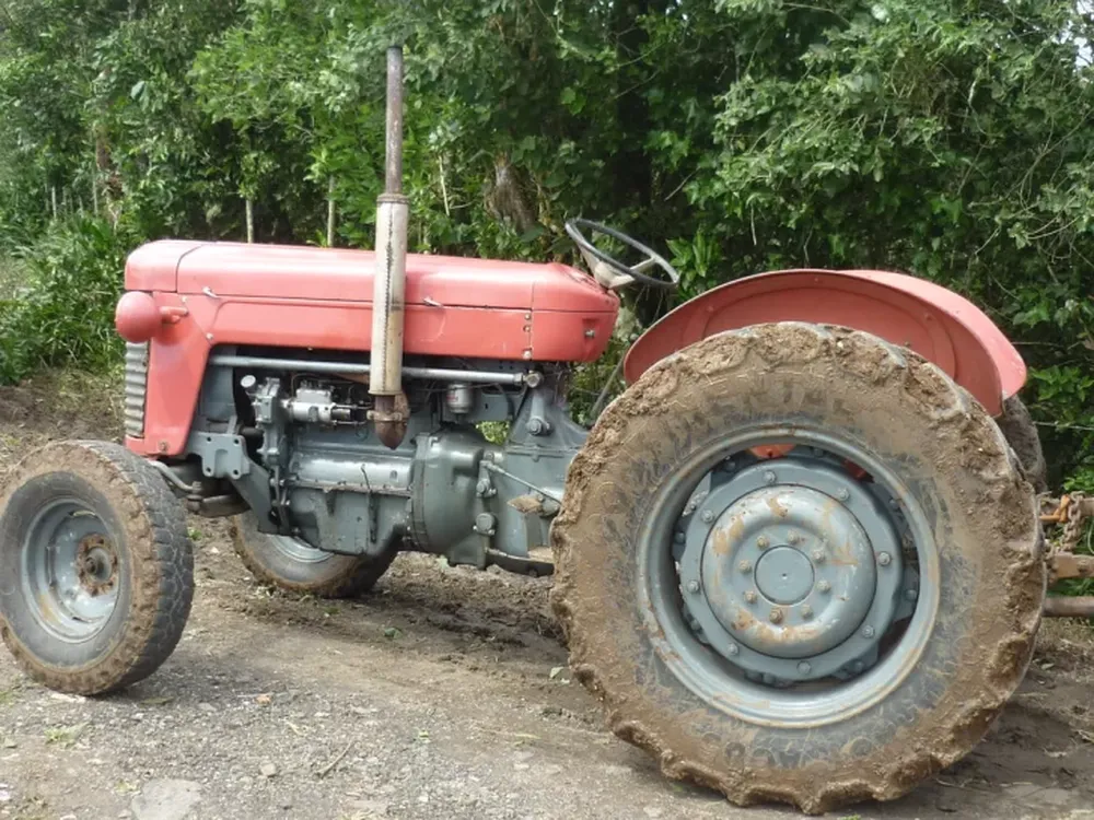 Un tractor le pasó por encima a un joven y le destrozó una pierna