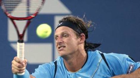 Nalbandian y Schwank continúan en carrera