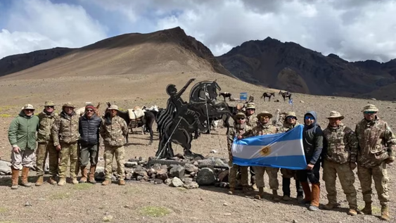 Con Juan Anriquez y Fabián Iribas a la cabeza, el equipo que logró la hazaña en plena cordillera sanjuanina (Foto Gentileza Infobae)
