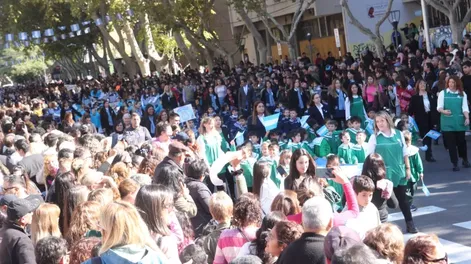 Diario de Cuyo | Multitud. Unas 16.000 personas abarrotaron la Avenida Ignacio de la Roza para ver el desfile oficial que se realizó ayer por el Día de la Patria.