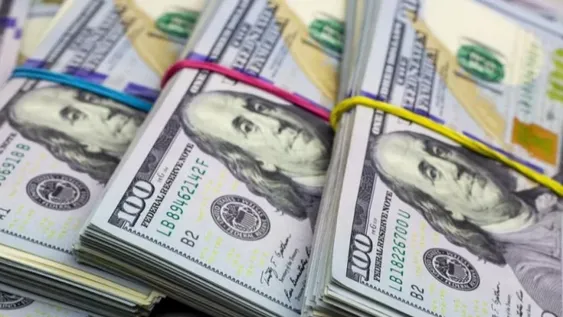 Nuevo récord para el dólar blue: saltó 21 pesos y se negoció en $463