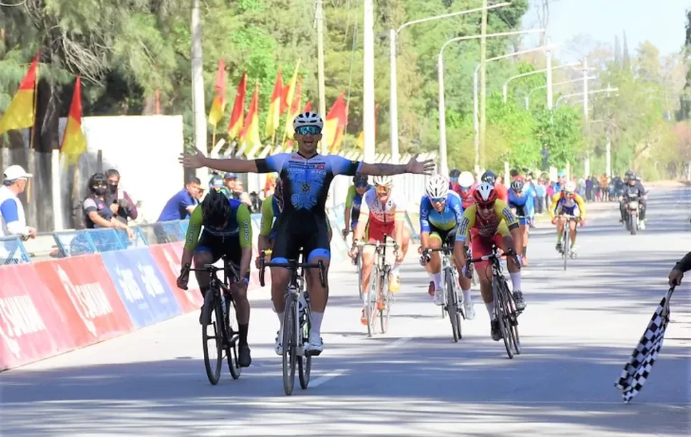 Mauricio Páez tuvo un feliz domingo y se quedó con el tercer critérium