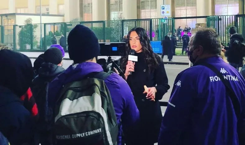 [VIDEO] Una periodista fue manoseada por hinchas mientras estaba al aire