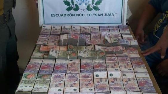Detuvieron a tres sujetos con más de un millón de pesos