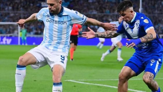 GOLEADOR. Adrián Martínez controla la pelota ante la marca de Quiroz. Racing hizo lo suyo y está en las semifinales.
