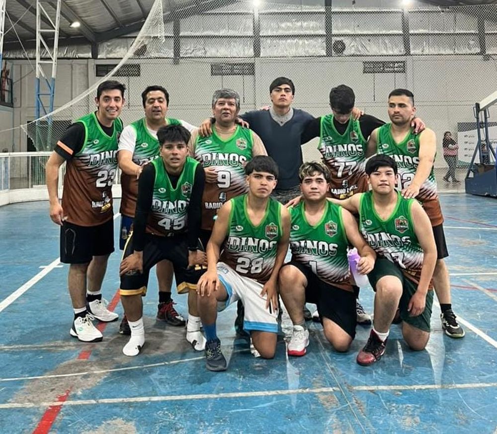 Dinos. El equipo de capitanea Roly Montaño es uno de los animadores del Clausura iglesiano.