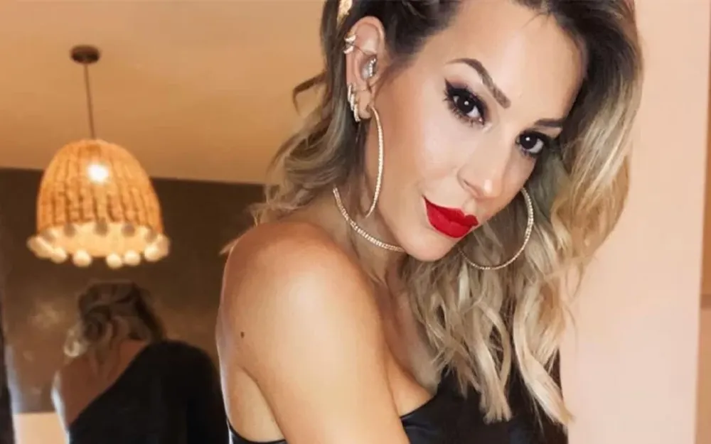 Noelia Marzol, con lencería negra y desafiante arriba de un auto