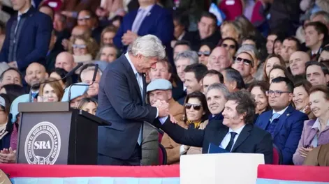 Nicolás Pino saluda a Milei; detrás sonríe Luis Caputo.