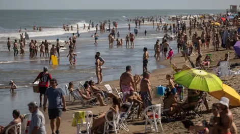 Se metió al mar, una ola lo revolcó y está internado en terapia intensiva