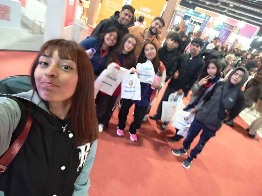 Alumnos de la Escuela Secundaria Obispo Zapata, de Caucete, cumplieron el sueño de viajar a Buenos Aires y participar de la Feria del Libro.