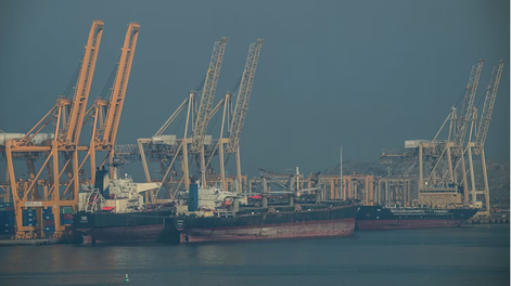 El cierre del estrecho de Ormuz es crítico porque es la vía exclusiva de salida de los buques petróleros desde las plantas árabes.