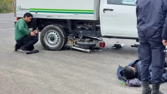 El casco salvó de lo peor a un motociclista que chocó contra una camioneta en la Ruta 20