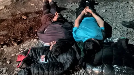 Detuvieron a dos hermanos conocidos en el ambiente delictivo: iban en un Uber con un arma