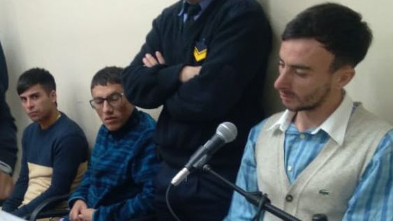 FABRICIO NAHUEL  VEGA Sarracina (23), Facundo Axel Gil Funes (23) y Juan Angel Castellino (24) ayer, al momento de ratificar su firma en el acta de juicio abreviado.