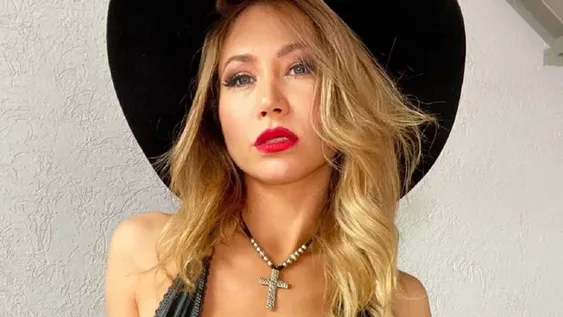 Adabel Guerrero bailó en tanga pero con las botas de invierno puestas