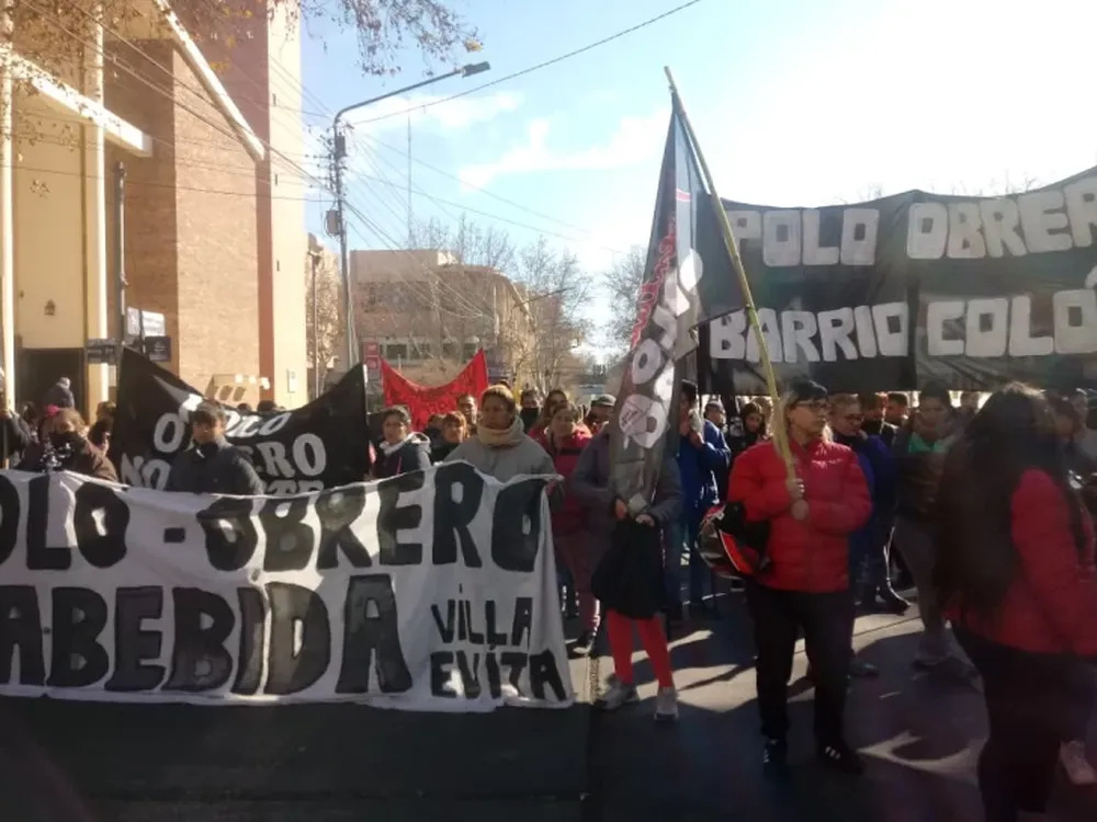 Movimientos sociales marcharon por el microcentro en reclamo de nuevos planes