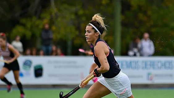 Agustina Albertario se puso una calza que se llevó elogios pero un detalle en los pies captó la atención