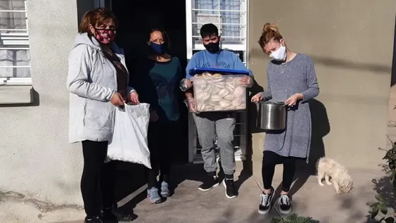 Veganos donan alimentos a los niños pobres