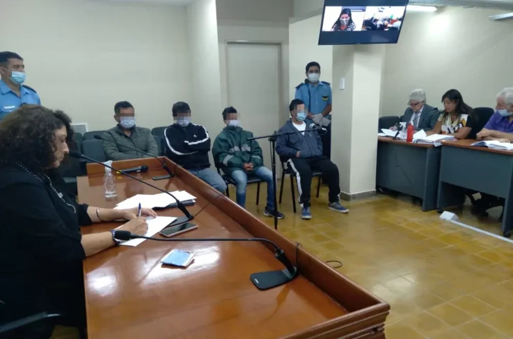 Tiene 15 años y sufre sida ¿porque su mamá y el padrastro la prostituían con 3 hombres?