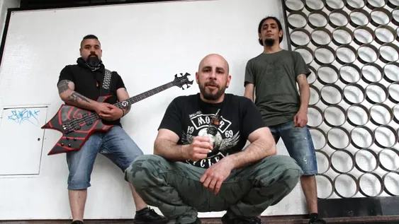 Nuevo Poder planta bandera en la red