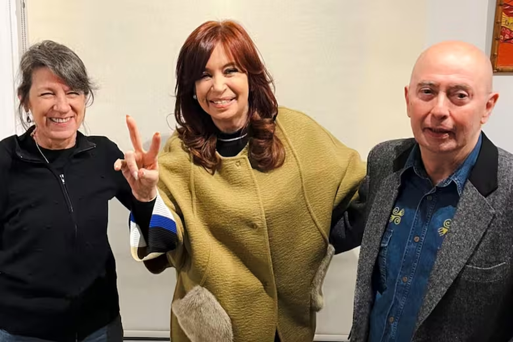 La exvicepresidenta Cristina Kirchner junto al Indio Solari y Virginia Mones Ruiz.