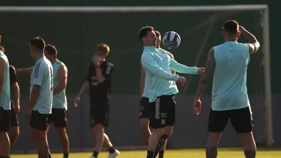 Scaloni no mostró las cartas en la práctica: las dudas en 5 puestos del once inicial