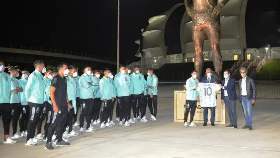 El Pelusa se hizo eterno con su estatua