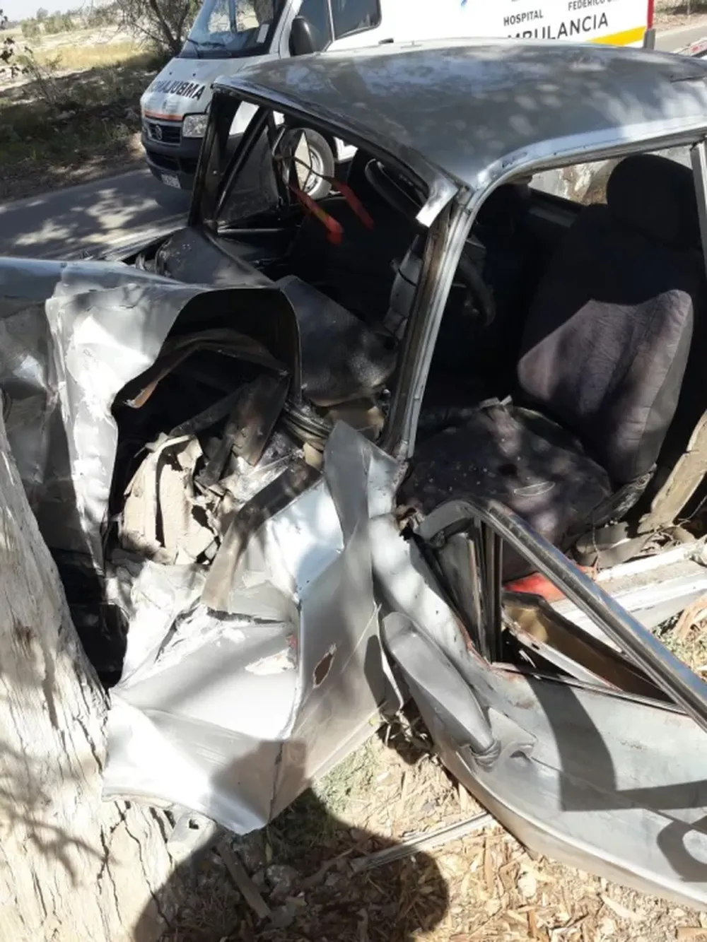 Chocó contra un árbol, fue rescatado por Bomberos y debió ser operado por una fractura de fémur