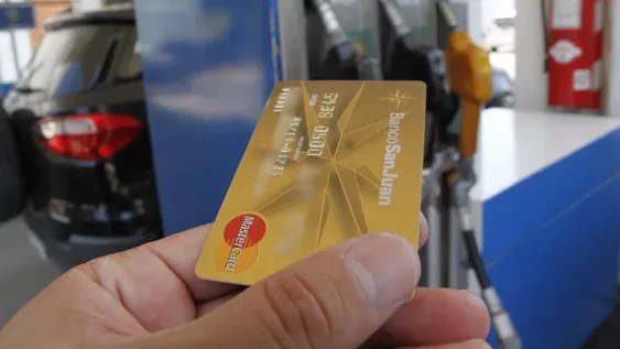 Se acerca el fin de la tarjeta de crédito en naftas: se usa en el 30% de las ventas