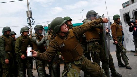 Violencia, fuego y militares en las calles: las últimas horas de Chile en imágenes