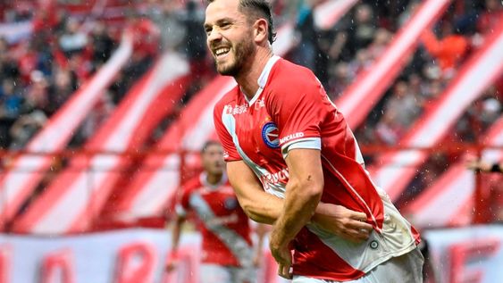 Goleador. Tomás Molina le dio el pase a la semifinal a Argentinos ante Huracán y este domingo jugará contra Belgrano.