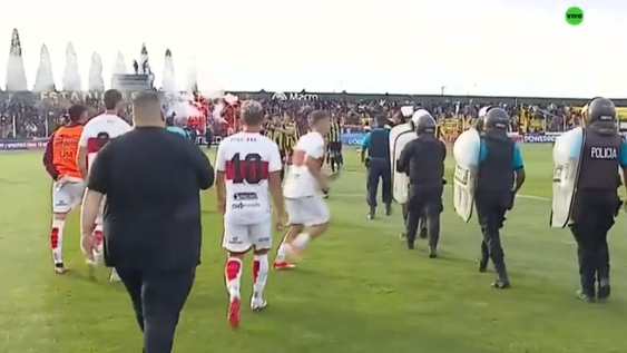 [VIDEO] Incidentes en el final de Deportivo Madryn vs Morón: trompadas, patadas e insultos entre los jugadores