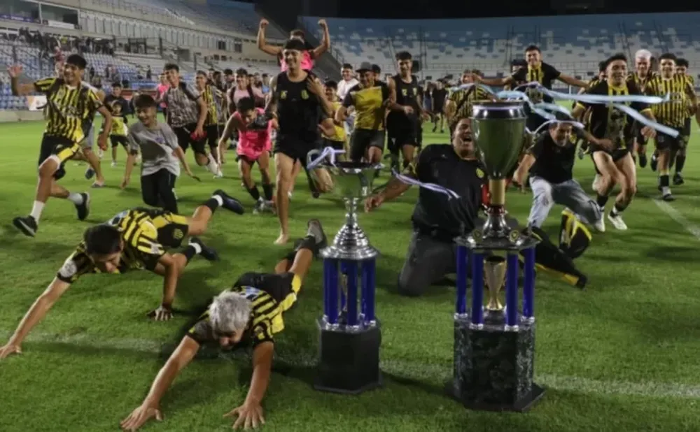 ATENAS POCITO, que el año pasado ganó todo, mantuvo su formación base y se reforzó con la firme idea de mantener el nivel y ser otra vez protagonista principal del fútbol provincial.